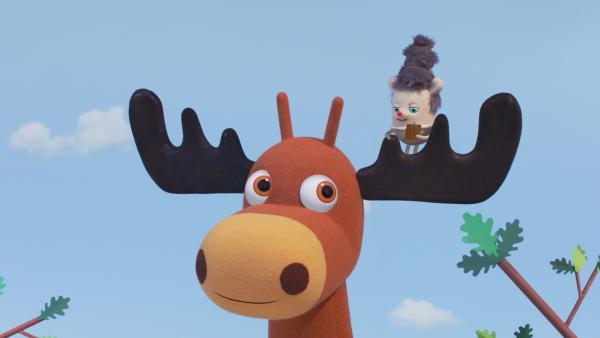 Bild 1 von 3: Sylvie bewundert die Postbotentasche von Edgar Elch und stellt fest, dass der ein gelangweiltes Nickerchen beim Austragen der Briefe macht.