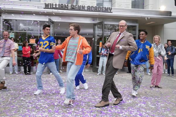 Bild 1 von 12: Im Bild: Sean Giambrone (Adam Goldberg), Stephen Tobolowsky (Direktor Ball).