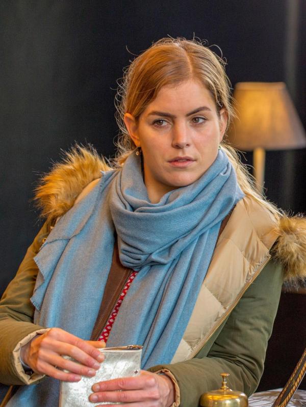 Bild 1 von 2: Im Bild: Hannah Hoekstra (Claire).