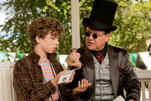 Bild 1 von 9: Baron Lefuet (Justus von Dohnányi, r.) macht Timm (Arved Friese, l.) ein ungewöhnliches Angebot: Timm soll ihm sein Lachen verkaufen.