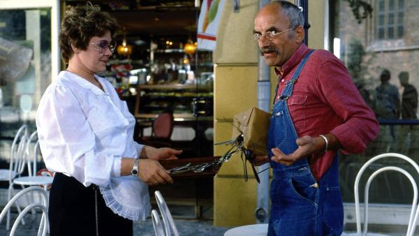 Bild 1 von 2: Selbst Besteck zieht Peter Lustigs (Peter Lustig, r.) Magnet im Vorbeigehen an - erstaunlich, was alles magnetisch ist!
