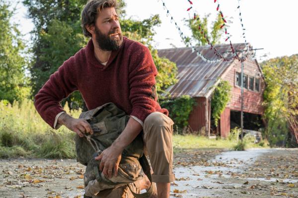 Bild 1 von 6: John Krasinski plays Lee Abbott in A QUIET PLACE, from Paramount Pictures.