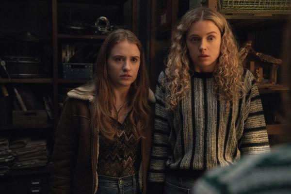 Bild 1 von 3: Jen (Máiréad Tyers, l.) und Carrie (Sofia Oxenham, r.) kehren an ihre alte Schule zurück und stehen plötzlich Rebecca, ihrer früher erbitterten Rivalin, gegenüber.