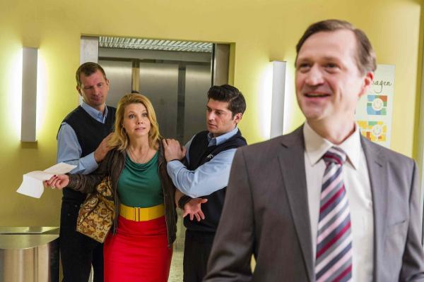 Bild 1 von 22: Auf Danni (Annette Frier, 2.v.l.) wartet viel Arbeit. Nicht nur, dass sie Olli vor Gericht vertreten muss, sie muss auch noch Theofanis zur Seite stehen, der von Richter Wenzel (Jörg Pose, r.) wegen Mietschulden aus seinem Laden geworfen wird ...