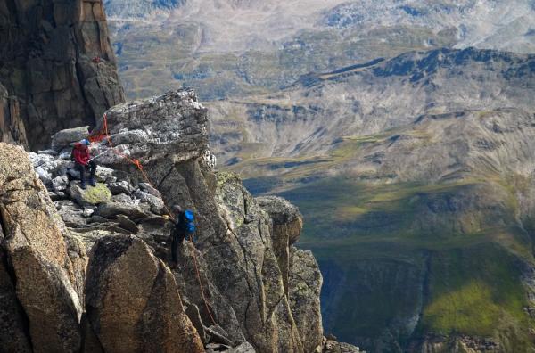 Bild 1 von 6: Mit Spitzhacke, Hammer und Meißel bewaffnet, geht es bei ?ARTE 360° Reportage? auf Schatzsuche hoch in die Berge.