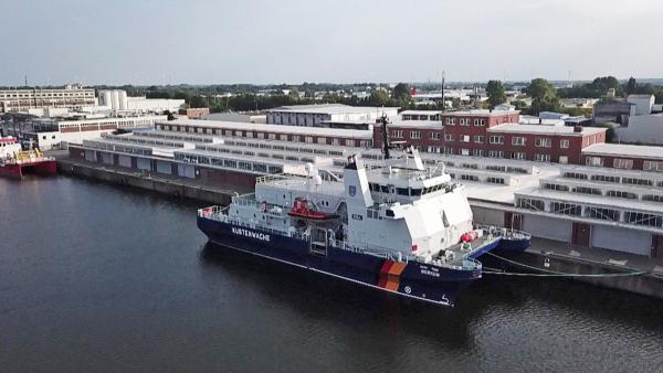Bild 1 von 3: Die Borkum ist der größte Zollkreuzer der Kontrolleinheit See des Deutschen Zolls. Er ist 49 Meter lang und knapp 20 Meter breit.