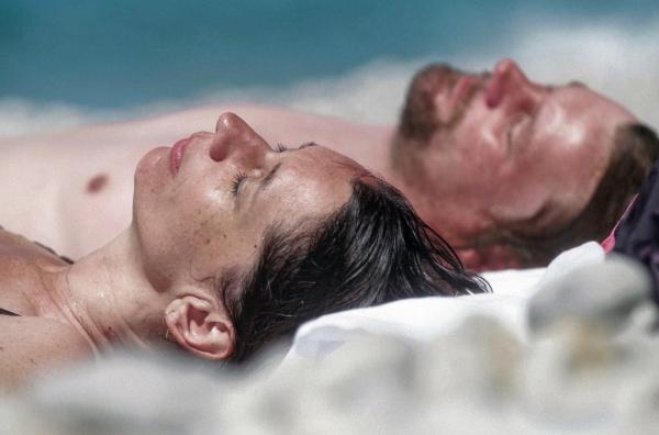 Bild 1 von 2: Anne (Anne Barbot) und Benoît (Benoît Dallongeville) genießen ihre Zweisamkeit am Strand.