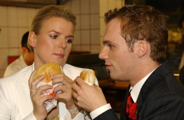 Bild 1 von 6: Mirja (Mirja Boes, l.) und Ralf (Ralf Schmitz, r.) beim Hochzeitsessen der besonderen Art ...