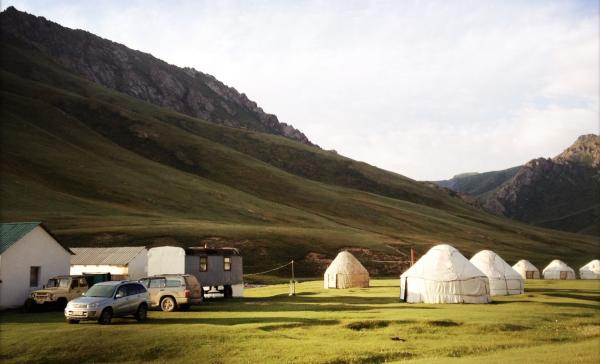 Bild 1 von 4: Moderne Karawanserei - Jurten bei Karawanserei Tash Rabat.