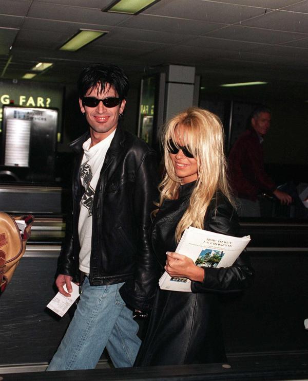 Bild 1 von 4: Tommy Lee und Pamela Anderson in Cannes, 1995