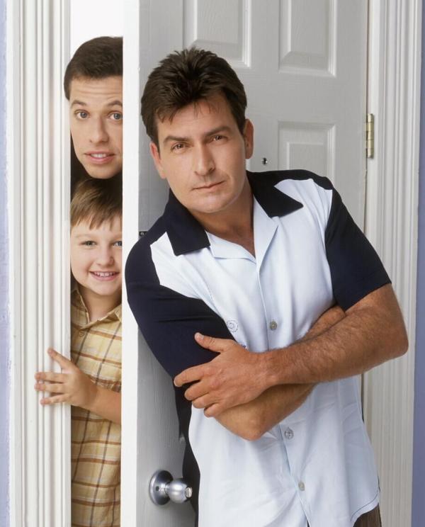 Bild 1 von 10: (3. Staffel) - Charlie (Charlie Sheen, r.) ist ein recht wohlhabender Junggeselle mit einem Haus am Strand und einem Jaguar in der Garage. Nachdem sich sein Bruder Alan (Jon Cryer, oben l.) hat scheiden lassen, zieht er mit seinem Sohn Jake (August T. Jones, unten l.) bei Onkel Charlie ein. Das Chaos beginnt ...