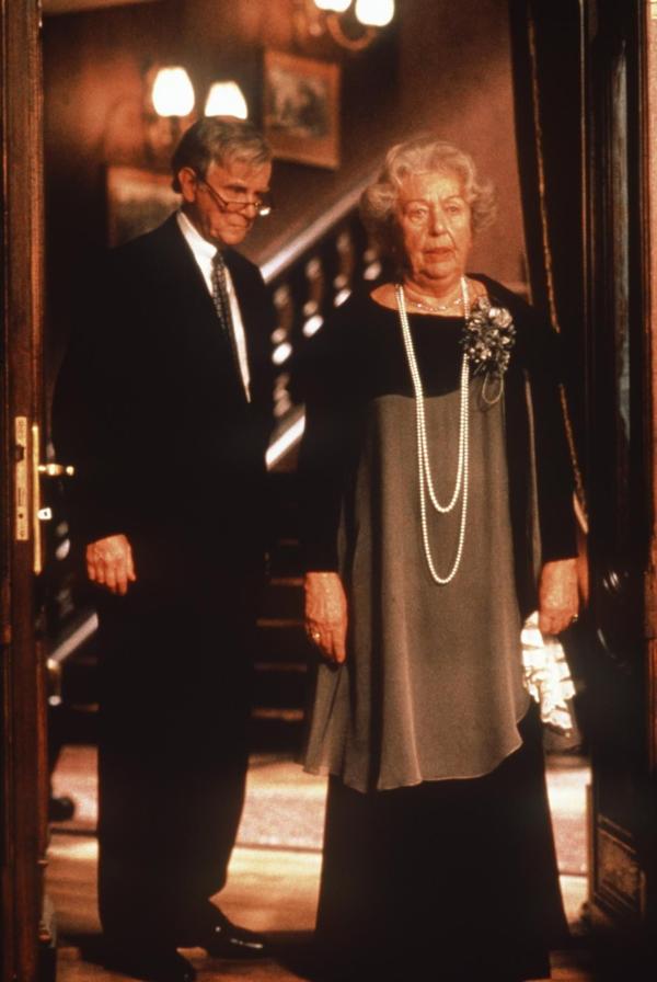 Bild 1 von 6: Louise (Katharina Brauren, r.); Paul Winkelmann (Loriot, l.)