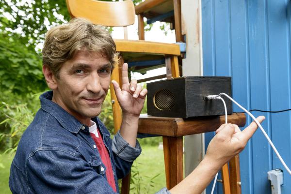 Bild 1 von 7: Sender und Empfänger, was braucht Fritz (Guido Hammesfahr) noch für seine eigene Radiostation?
