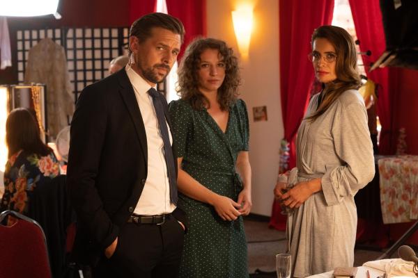 Bild 1 von 11: (v.l.n.r.) Jan Rothe (Klaas Heufer-Umlauf); Victoria (Antonia Bill); Sabine Grünberg (Doris Golpashin)