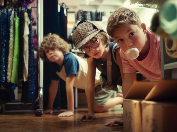 Bild 1 von 6: Im Bild: Franz (Jossi Jantschitsch), Gabi (Nora Reidinger) und Eberhard (Leo Wacha) verstecken sich.