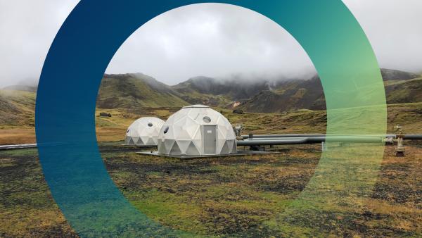 Bild 1 von 8: Perfekte Bedingungen: Über diese Iglus in Island wird CO2 tief in die vulkanische Erde gepumpt, wo es versteinert und dauerhaft bleibt.