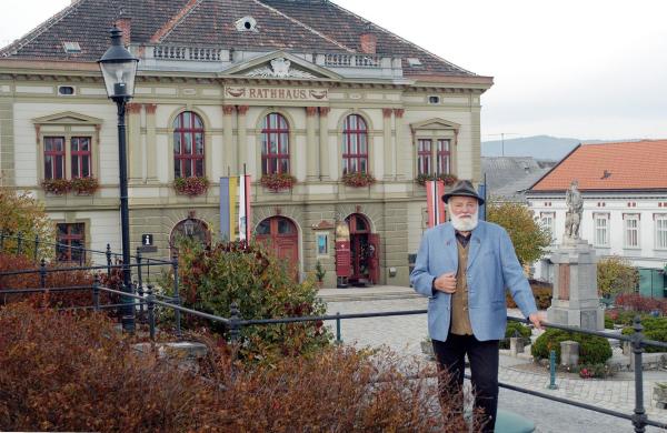 Bild 1 von 10: Im Bild: Sepp Forcher vor dem Rathaus in Weitra.