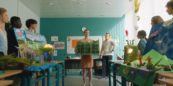 Bild 1 von 3: Mia (Abigail O'Regan, M.) hält in ihrer Klasse einen Vortrag zum Pflanzenwachstum. Niemand ahnt, dass sich in dem Miniaturgewächshaus die geschrumpfte Cece befindet.© ZDF/Cottonwood Media/ZDF Studios/Opéra National de Paris - Honorarfreie Verwendung gemäß AGB im redaktionellen Zusammenhang mit genannter Sendung bei Nennung \