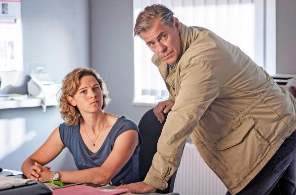 Bild 1 von 17: Im Bild: Anjorka Strechel (Tomke Jenssen), Sven Martinek (Finn Kiesewetter).