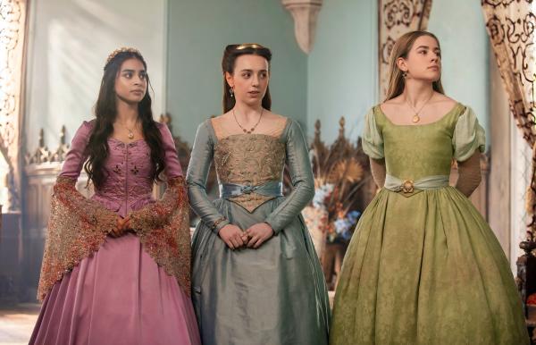 Bild 1 von 5: Lady Grace (Evie Coles, r.) ist Hofdame der Königin Elizabeth I von England. Die anderen Hofdamen Jane (Georgia Farrow, M.) und Sarah (Twinkle Jaiswal, l.) wundern sich manchmal über Graces unangemessenes Verhalten.© ZDF/Cottonwood Media - Coolabi Productions Ltd/ZDF Studios- Honorarfreie Verwendung gemäß AGB im redaktionellen Zusammenhang mit genannter Sendung bei Nennung \