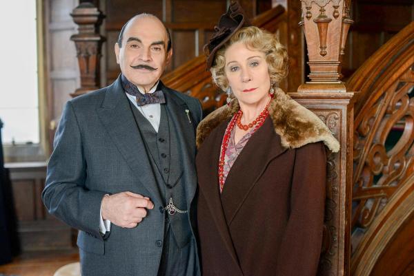 Bild 1 von 6: Im Bild: David Suchet (Hercule Poirot), Zoë Wanamaker (Ariadne Oliver).