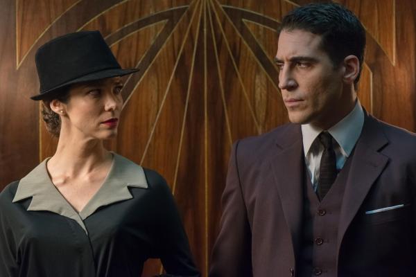 Bild 1 von 7: Rosa María (Eva Ugarte, l.); Alberto Márquez (Miguel Ãngel Silvestre, r.)