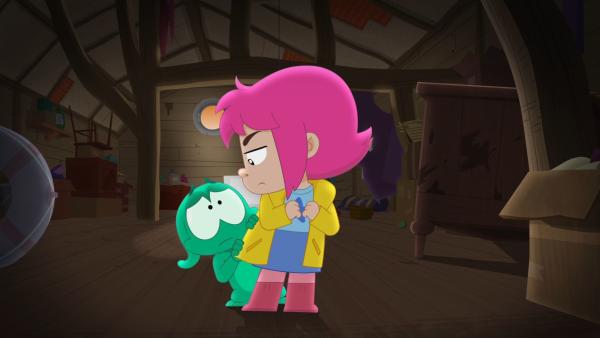 Bild 1 von 3: Ernest (l.) und Rebecca (r.) sind dem wild gewordenen Staubsauger-Roboter bis auf den Dachboden gefolgt. Ängstlich schauen sie sich nach ihm um.