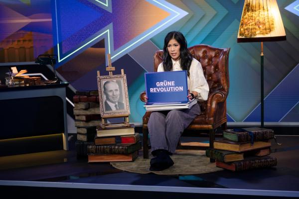 Bild 1 von 11: Der US-amerikanische Agrarwissenschaftler Norman Borlaug entwickelt Mitte des 20. Jahrhunderts eine Weizensorte, die widerstandsfähiger ist gegen den verheerenden Schadpilz Braunrost. Um den Ertrag weiter zu erhöhen, experimentiert Borlaug mit Dünger. Düngt man Weizen allerdings zu stark, wird die Pflanze riesig und knickt unter ihrer eigenen Last um. Deshalb kreuzt er seine neue Weizensorte nochmal mit einer Sorte, die nur halb so hoch ist. Das Ergebnis: Neue Weizensorten mit kurzem, robusten Stängel. Wenn man die jetzt düngt, so haben sie enorm hohe Erträge, ohne umzuknicken. Norman Borlaug gilt als Vater der sogenannten Grünen Revolution.