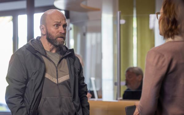 Bild 1 von 5: Fredrik (Joakim Sällquist) ist verärgert, weil die Ermittlungen im Fall seines verschwundenen Sohnes Benjamin wieder eingestellt werden sollen. Er diskutiert mit Polizistin Kerstin (Kajsa Ernst) darüber.