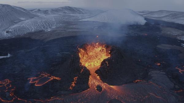 Bild 1 von 4: Vulkane sind ein Tor zum Erdinneren. Was sie aus den Tiefen nach oben bringen, hilft uns zu verstehen, wie die Erde aufgebaut ist.