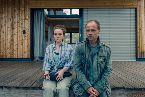 Bild 1 von 4: Lenka Bergdorf (Alice Prosser, l.) und Micha Oberländer (Matthias Koeberlin, r.) sitzen zusammen auf dem Bootssteg. Micha Oberländer befragt Lenka Bergdorf  zum Tod ihrer Schwester.