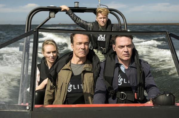 Bild 1 von 5: V. li. n. re.: Bram de Groot (Fedja van Huêt), Erik Vanenburg (Arent Jan Linde), Alex Pollack (Hannes Jaenicke) und Annika (Bracha van Doesburgh) jagen die Entführer.