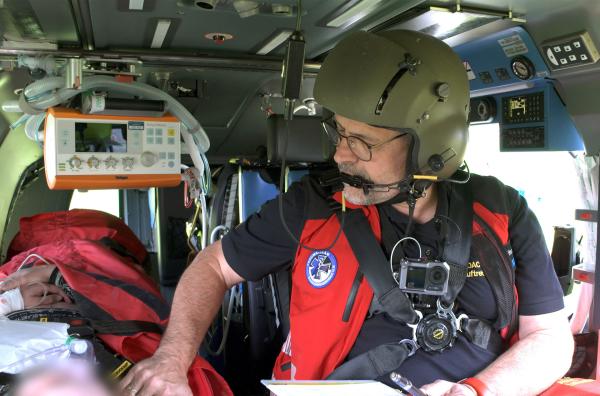 Bild 1 von 3: Im Rettungshubschrauber Christoph 22: Notarzt Dr. Bjo¨rn Hossfeld überwacht den Zustand einer Patientin während des Transports in die Klinik.