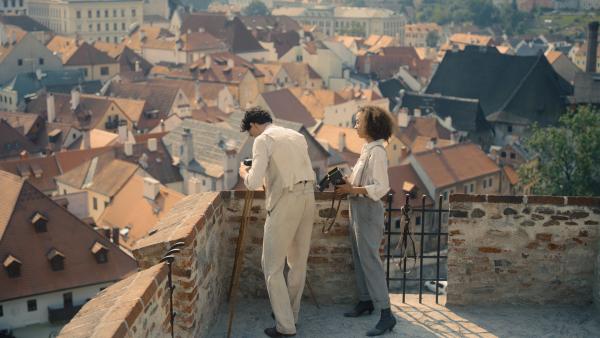 Bild 1 von 15: Noah Saavedra (Egon Schiele), Larissa Aimée Breidbach (Moa Mandu)
