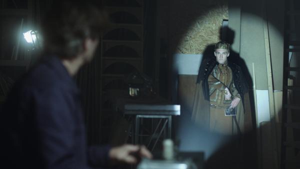 Bild 1 von 3: Der Prinz (Andreas Jessen) ist in der echten Welt.