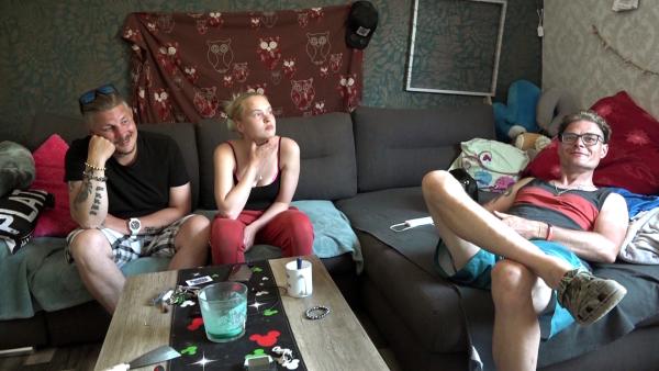 Bild 1 von 2: Neben Angeln sind ferngesteuerte Autos das größte für Cindy und Ossi. Gemeinsam wollen sie Kumpel Kai (re.) eine Vorstellung der sogenannten RC-Cars geben.