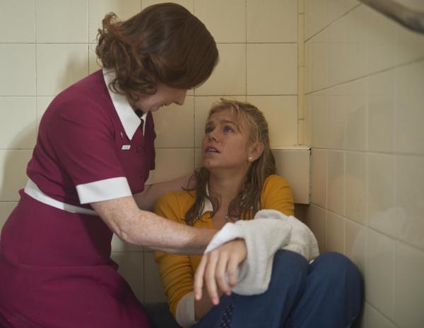 Bild 1 von 6: Frances (Mandy McElhinney, l.); Debbie (Sophia Forrest, r.)