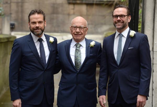 Bild 1 von 3: Medienunternehmer Rupert Murdoch (M.) und seine Söhne Lachlan Murdoch (l.) und James Murdoch (r.).