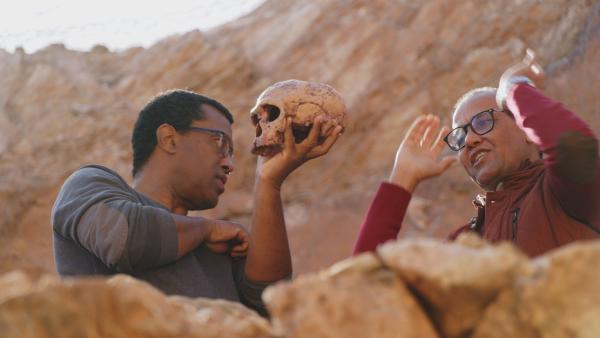Bild 1 von 8: In der marokkanischen Ausgrabungsstätte Jebel Irhoud werden 2017 die Überreste eines 315.000 Jahre alten Homo sapiens gefunden. Sie gelten als die ältesten bisher bekannten Funde und haben das Verständnis der frühen Evolution des modernen Menschen erheblich erweitert. Im Bild: Prof. Abdeljalil (l.) und Prof. Abdelouahed Ben-Ncer (r.)