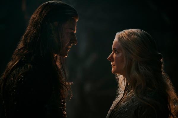 Bild 1 von 4: Galadriel (Morfydd Clark, r.) versucht, Adar (Sam Hazeldine, l.) von dem Angriff auf Eregion abzuhalten.