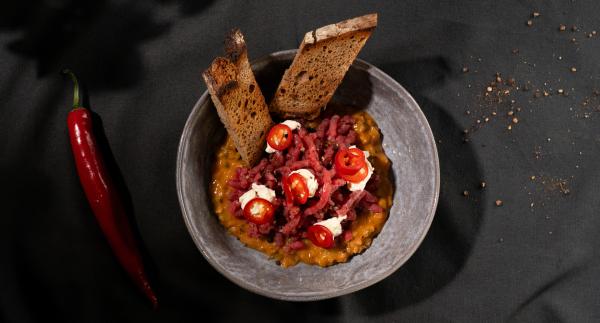 Bild 1 von 4: Rindertatar mit Chilis und Schalotten-Gewürzgurken-Chutney.