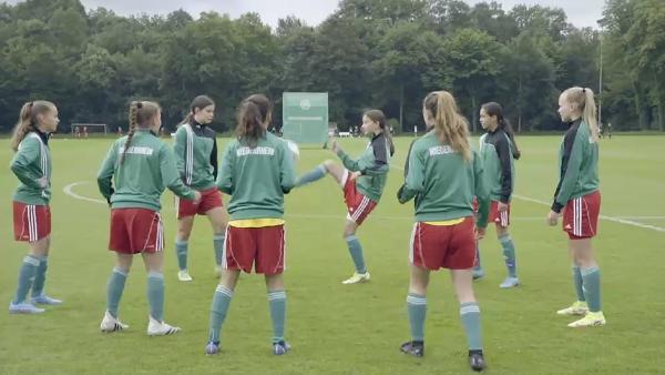 Bild 1 von 1: Aufwärmen fürs DFB-Sichtungsturnier. Wer wird beim Länderpokal in die Nationalmannschaft gesichtet?