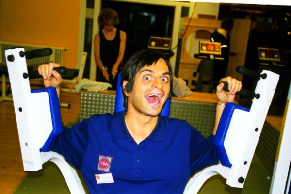 Bild 1 von 13: Der Inder Ranjid (Kaya Yanar) hat sich diesmal einen Job im Fitnessstudio besorgt. Die Tücken der Geräte meistert er bravourös.