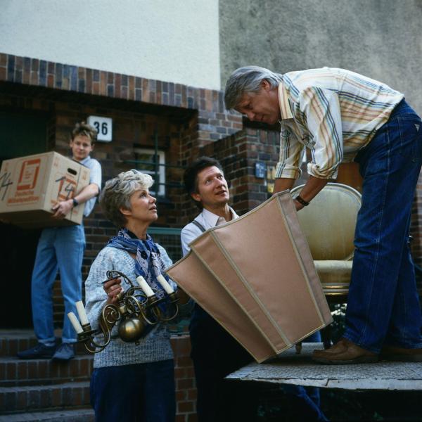 Bild 1 von 3: Oma zieht zur Familie und alle helfen beim Umzug: Sohn Andy (Hendrik Martz, l.), Hannelore (Maria Sebaldt, 2.v.l.) und Eberhard Wichert (Stefan Orlac, r.). Auch Nachbar Meisel (Siegfried Grönig, 2.v.r.) möchte sich nützlich machen.