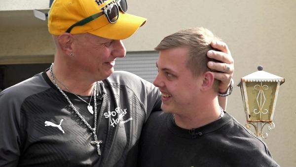 Bild 1 von 3: Papa Elvis ist stolz auf seinen Sohn Martin. Dieser hat seine theoretische Fahrprüfung bestanden!