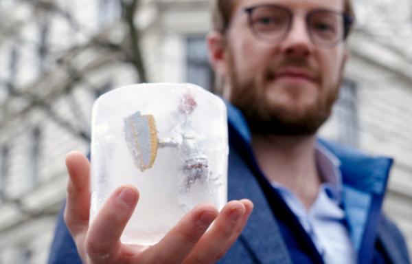 Bild 1 von 4: Der Kryoniker Emil Kendziorra ist überzeugt: Auch wenn es heute noch nicht funktioniert und vieles erforscht werden muss, ist nicht ausgeschlossen, dass Menschen in Zukunft nach dem Einfrieren wieder lebendig werden können.