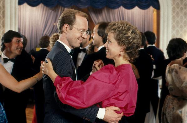 Bild 1 von 1: Vera Drombusch (Witta Pohl) belegt gemeinsam mit ihrem Mann Siegfried (Hans-Peter Korff) einen Tanzkurs.