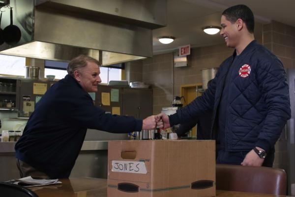 Bild 1 von 5: (l-r) Gordon Clapp as Chaplain Orlovsky, Charlie Barnett as Peter Mills -- (Photo by: Elizabeth Morris/NBC)