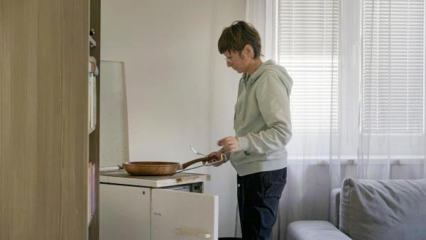 Bild 1 von 1: Im Bild: Lisa Kröbmannsberger ist alleinerziehende Mutter von drei Kindern in Niederösterreich und arbeitet geringfügig als Reinigungskraft.