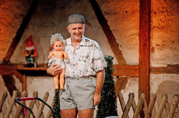 Bild 1 von 4: Als stolzer Vater präsentiert Alois Gscheidle (Marcus Neuweiler / Die Gscheidles) seinen Nachwuchs.